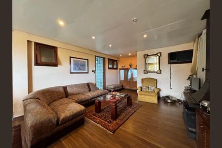 Casa para alugar com 250m², 4 quartos e 3 vagas Casa para alugar com 250m², 4 quartos e 3 vagasSala