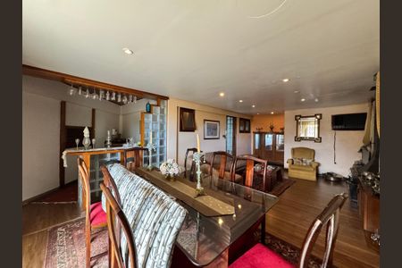 Casa para alugar com 250m², 4 quartos e 3 vagas Casa para alugar com 250m², 4 quartos e 3 vagasSala