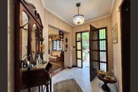 Casa para alugar com 250m², 4 quartos e 3 vagas Casa para alugar com 250m², 4 quartos e 3 vagasCorredor