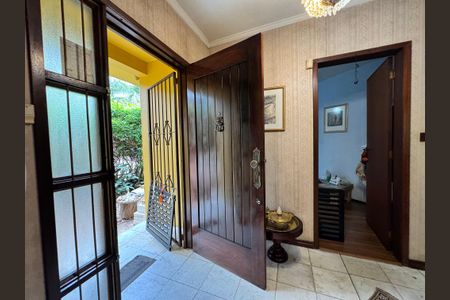 Casa para alugar com 250m², 4 quartos e 3 vagas Casa para alugar com 250m², 4 quartos e 3 vagasCorredor