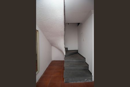 Casa para alugar com 800m², 5 quartos e 4 vagasEscada