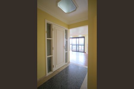 Apartamento à venda com 200m², 3 quartos e 3 vagasEntrada