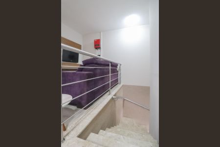 Casa à venda com 218m², 3 quartos e 2 vagas Casa à venda com 218m², 3 quartos e 2 vagasEscada