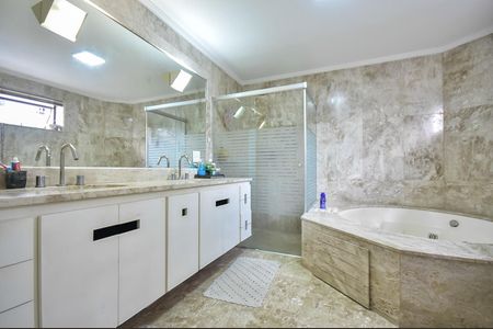 Apartamento à venda com 237m², 4 quartos e 4 vagasBanheiro Suíte 2