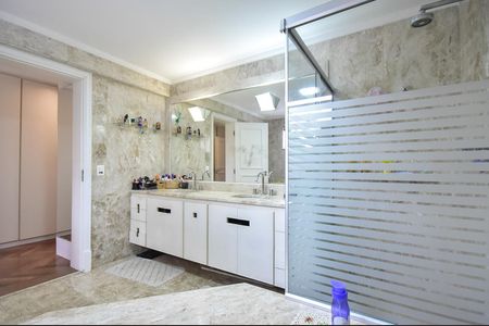 Apartamento à venda com 237m², 4 quartos e 4 vagasBanheiro Suíte 2