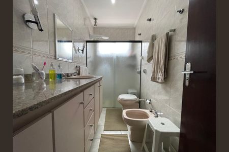 Casa à venda com 200m², 3 quartos e 2 vagasBanheiro da Suíte