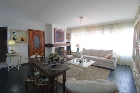 Casa à venda com 220m², 3 quartos e 2 vagasSala