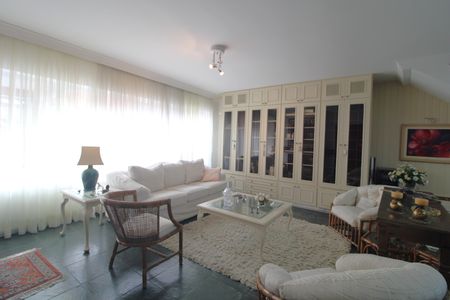 Casa à venda com 220m², 3 quartos e 2 vagasSala