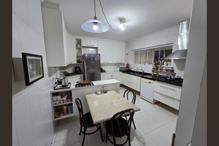 Casa à venda com 220m², 3 quartos e 2 vagasCozinha