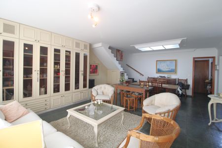 Casa à venda com 220m², 3 quartos e 2 vagasSala