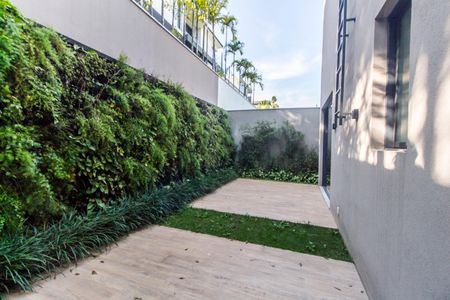 Casa à venda com 537m², 5 quartos e 4 vagas Casa à venda com 537m², 5 quartos e 4 vagasQuintal