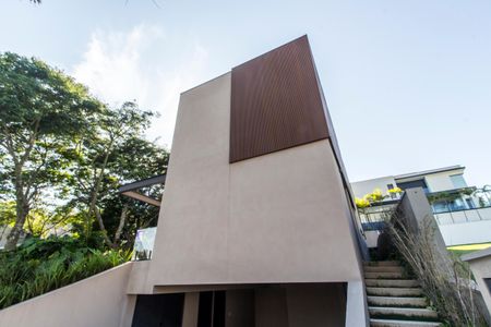 Casa à venda com 537m², 5 quartos e 4 vagas Casa à venda com 537m², 5 quartos e 4 vagasVista da Rua