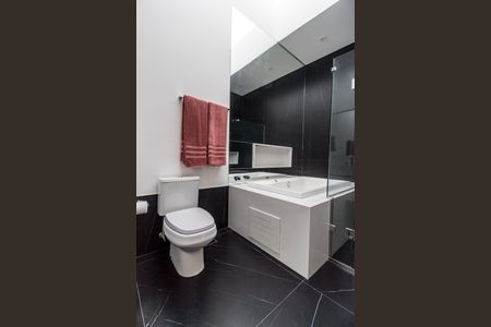 Casa à venda com 537m², 5 quartos e 4 vagas Casa à venda com 537m², 5 quartos e 4 vagasBanheiro da Suíte 1