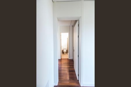 Casa à venda com 537m², 5 quartos e 4 vagas Casa à venda com 537m², 5 quartos e 4 vagasCorredor