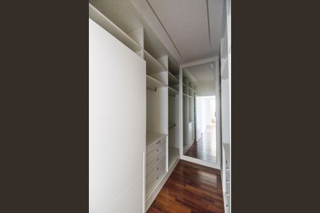 Casa à venda com 537m², 5 quartos e 4 vagas Casa à venda com 537m², 5 quartos e 4 vagasCloset da suíte 1