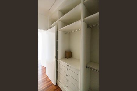 Casa à venda com 537m², 5 quartos e 4 vagas Casa à venda com 537m², 5 quartos e 4 vagasCloset da suíte 1