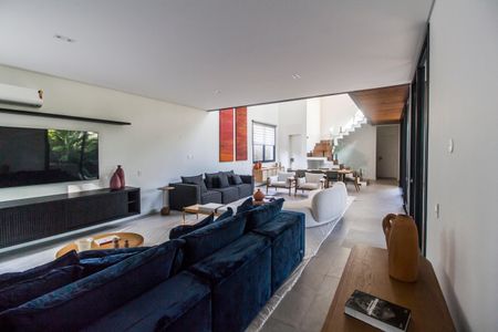 Casa à venda com 537m², 5 quartos e 4 vagas Casa à venda com 537m², 5 quartos e 4 vagasSala de TV