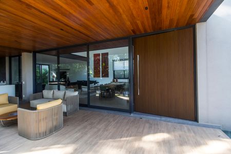 Casa à venda com 537m², 5 quartos e 4 vagas Casa à venda com 537m², 5 quartos e 4 vagasEntrada