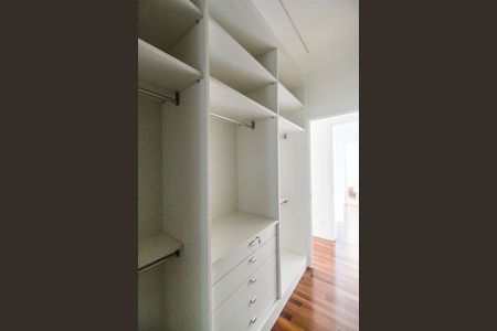 Casa à venda com 537m², 5 quartos e 4 vagas Casa à venda com 537m², 5 quartos e 4 vagasCloset da suíte 1