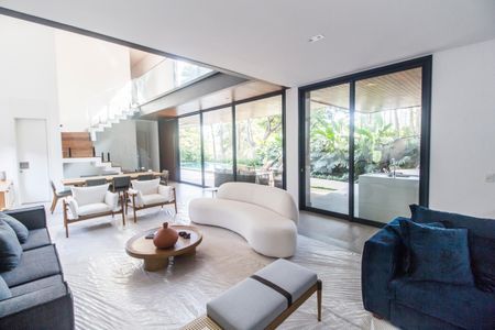 Casa à venda com 537m², 5 quartos e 4 vagas Casa à venda com 537m², 5 quartos e 4 vagasSala