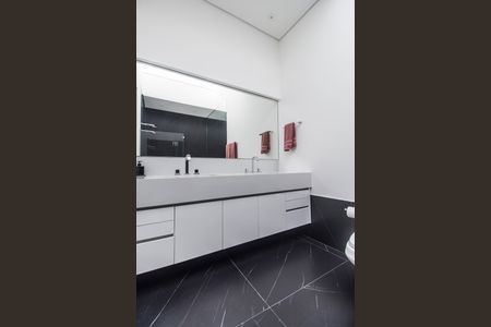 Casa à venda com 537m², 5 quartos e 4 vagas Casa à venda com 537m², 5 quartos e 4 vagasBanheiro da Suíte 1