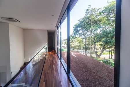 Casa à venda com 537m², 5 quartos e 4 vagas Casa à venda com 537m², 5 quartos e 4 vagasCorredor