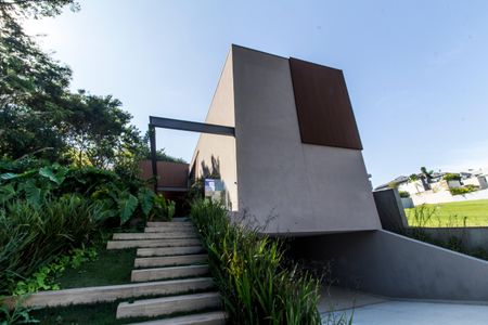 Casa à venda com 537m², 5 quartos e 4 vagas Casa à venda com 537m², 5 quartos e 4 vagasFachada