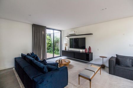 Casa à venda com 537m², 5 quartos e 4 vagas Casa à venda com 537m², 5 quartos e 4 vagasSala de TV