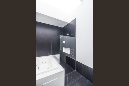 Casa à venda com 537m², 5 quartos e 4 vagas Casa à venda com 537m², 5 quartos e 4 vagasBanheiro da Suíte 1