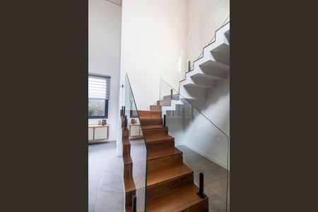 Casa à venda com 537m², 5 quartos e 4 vagas Casa à venda com 537m², 5 quartos e 4 vagasEscada