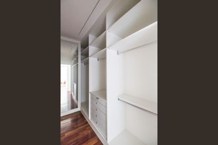 Casa à venda com 537m², 5 quartos e 4 vagas Casa à venda com 537m², 5 quartos e 4 vagasCloset da suíte 1