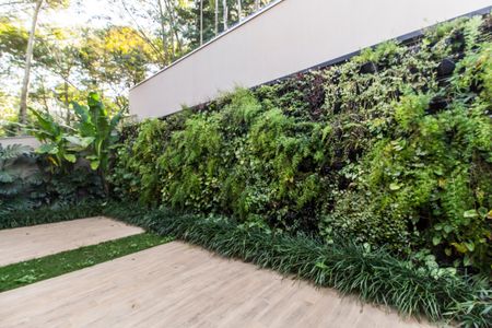 Casa à venda com 537m², 5 quartos e 4 vagas Casa à venda com 537m², 5 quartos e 4 vagasQuintal