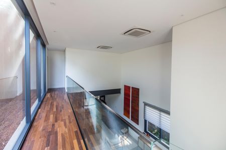 Casa à venda com 537m², 5 quartos e 4 vagas Casa à venda com 537m², 5 quartos e 4 vagasCorredor