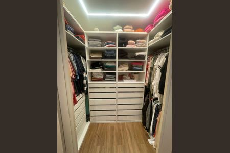 Apartamento à venda com 94m², 2 quartos e 2 vagas Apartamento à venda com 94m², 2 quartos e 2 vagasCloset da suíte