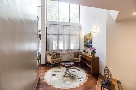 Casa à venda com 558m², 4 quartos e 6 vagasSala