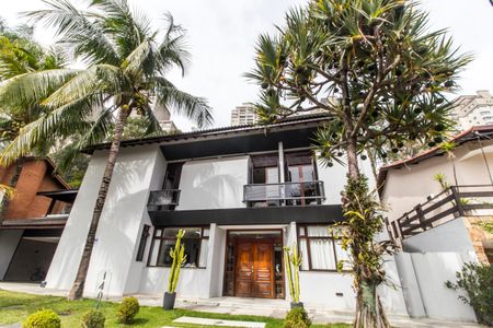 Casa à venda com 558m², 4 quartos e 6 vagasVista da Rua