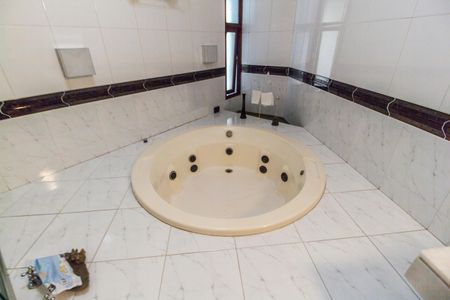 Casa à venda com 558m², 4 quartos e 6 vagasBanheiro da Suíte 1