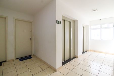 Apartamento à venda com 84m², 2 quartos e sem vaga Apartamento à venda com 84m², 2 quartos e sem vagaHall