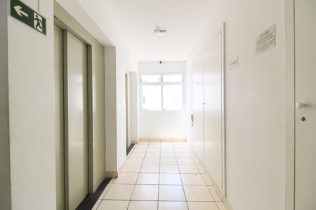 Apartamento à venda com 84m², 2 quartos e sem vaga Apartamento à venda com 84m², 2 quartos e sem vagaHall