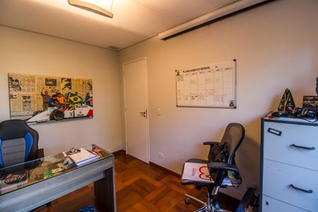 Casa à venda com 318m², 4 quartos e 4 vagasEscritório