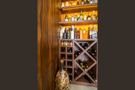 Casa à venda com 318m², 4 quartos e 4 vagasAdega