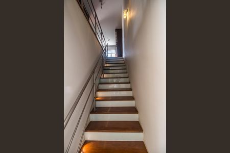 Casa à venda com 318m², 4 quartos e 4 vagasEscada