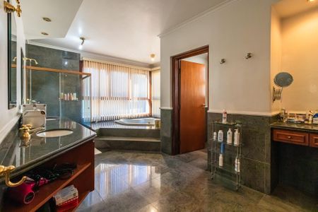 Casa à venda com 550m², 4 quartos e 3 vagasBanheiro da Suíte 4