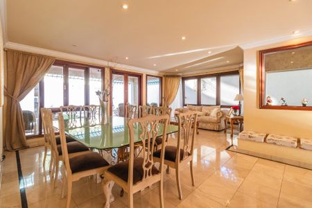 Casa à venda com 550m², 4 quartos e 3 vagasSala