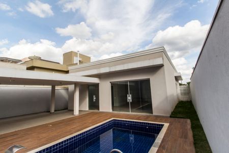 Casa à venda com 220m², 3 quartos e 4 vagas Casa à venda com 220m², 3 quartos e 4 vagasPiscina