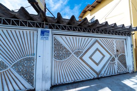 Casa à venda com 200m², 3 quartos e 2 vagas Casa à venda com 200m², 3 quartos e 2 vagasFachada