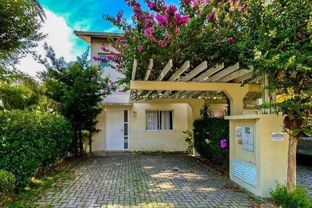 Casa à venda com 96m², 3 quartos e 2 vagas