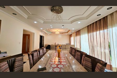 Casa à venda com 531m², 4 quartos e 6 vagas Casa à venda com 531m², 4 quartos e 6 vagasSala