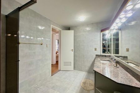 Apartamento à venda com 250m², 3 quartos e 2 vagas Apartamento à venda com 250m², 3 quartos e 2 vagasBanheiro - Suite 3