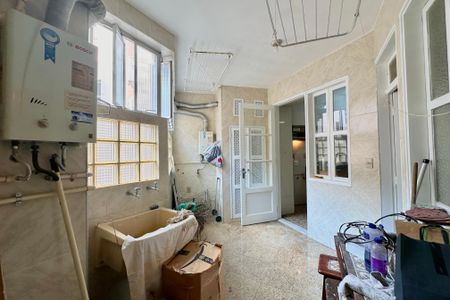 Apartamento à venda com 250m², 3 quartos e 2 vagas Apartamento à venda com 250m², 3 quartos e 2 vagasÁrea de Serviço